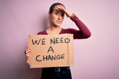 Genç, güzel, aktivist bir kadın değişim istiyor. Elinde pankartla protesto gösterisi yapıyor. Elleri havada, utanç ve şaşkınlık dolu, sinirli ve hayal kırıklığına uğramış bir şekilde. Hata için korku ve üzüntü.