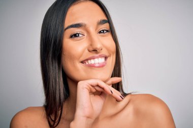 Temiz ve saf ciltli güzel bir kadına yakın durun. Mükemmel ve temiz ciltler doğal makyaj yaparlar. Gülümseyen mutlu taze ve sağlıklı görünüyor.