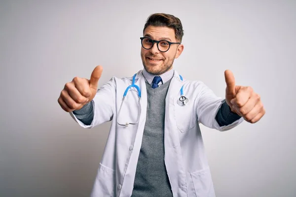 Jovem Médico Homem Com Olhos Azuis Vestindo Casaco Médico Estetoscópio — Fotografia de Stock