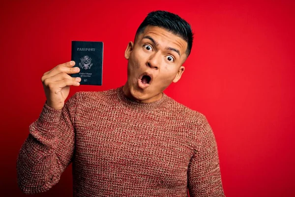 Mladý Pohledný Latinský Turista Dovolené Držící Pas Spojených Států Vyděšený — Stock fotografie