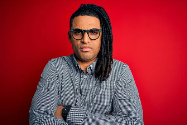 Jovem Afro Americano Bonito Com Dreadlocks Vestindo Camisa Casual Óculos — Fotografia de Stock