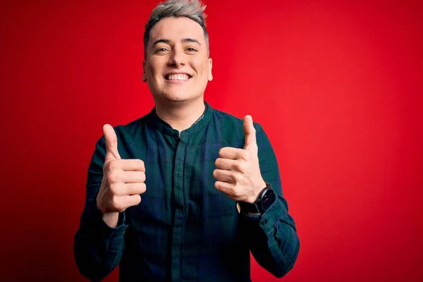 Jovem Bonito Homem Moderno Vestindo Elegante Camisa Verde Sobre Vermelho — Fotografia de Stock