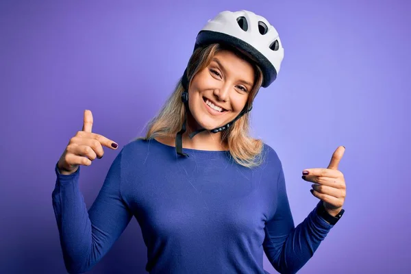 Jeune Belle Cycliste Blonde Femme Portant Casque Sécurité Vélo Sur — Photo