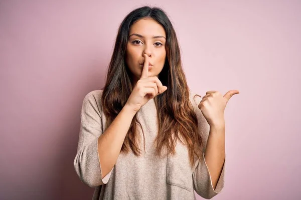 Junge Schöne Brünette Frau Lässigem Pullover Der Über Rosa Hintergrund — Stockfoto