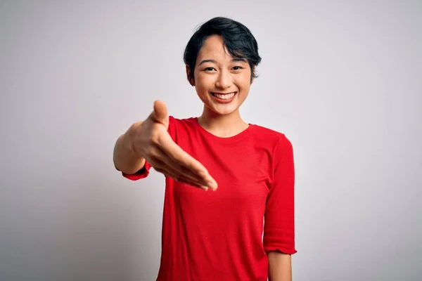 Ung Vacker Asiatisk Flicka Bär Casual Röd Shirt Stående Över — Stockfoto