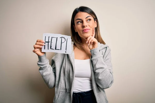 Junge Schöne Brünette Frau Hält Papier Mit Hilfe Nachricht Über — Stockfoto