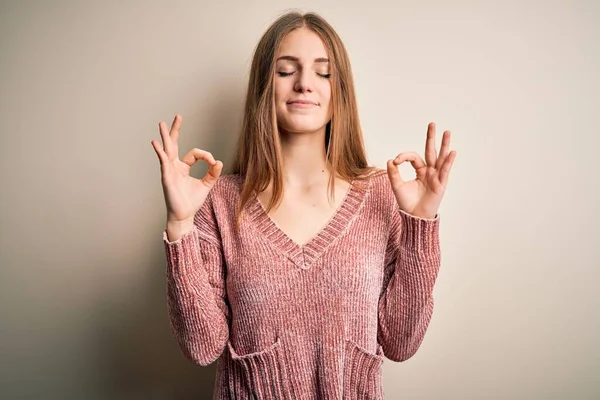 Joven Mujer Pelirroja Hermosa Usando Suéter Casual Rosa Sobre Fondo — Foto de Stock