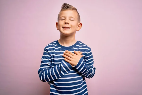 Ung Liten Kaukasisk Unge Med Blå Ögon Bär Nautiska Randig — Stockfoto