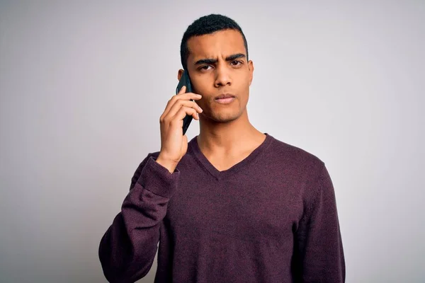 Mladý Pohledný Africký Američan Vede Rozhovor Mluví Smartphonu Sebevědomým Výrazem — Stock fotografie