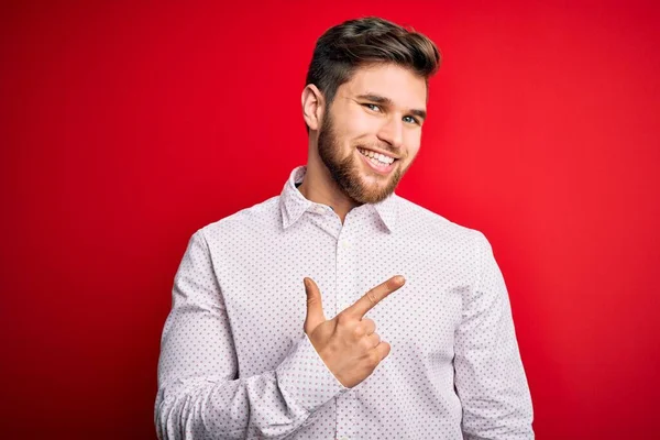 Jonge Blonde Zakenman Met Baard Blauwe Ogen Met Elegant Shirt — Stockfoto