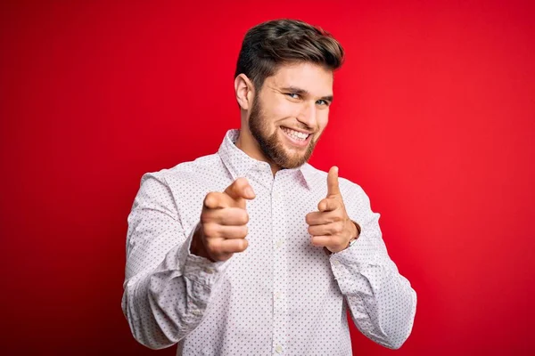 Der Junge Blonde Geschäftsmann Mit Bart Und Blauen Augen Trägt — Stockfoto