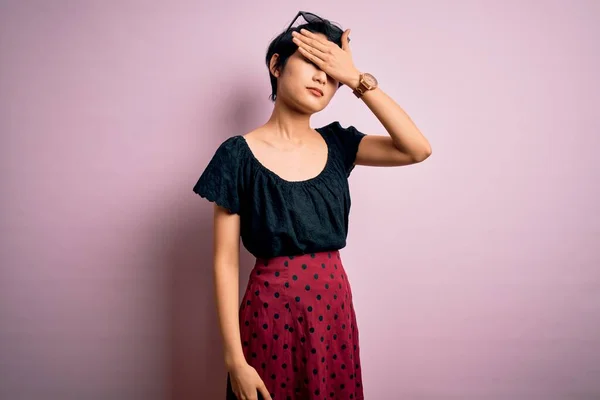 Молода Красива Азіатська Дівчина Повсякденній Сукні Стоїть Над Ізольованим Рожевим — стокове фото