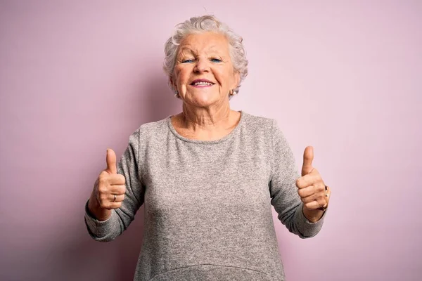 Senior Krásná Žena Sobě Ležérní Tričko Stojí Nad Izolované Růžové — Stock fotografie