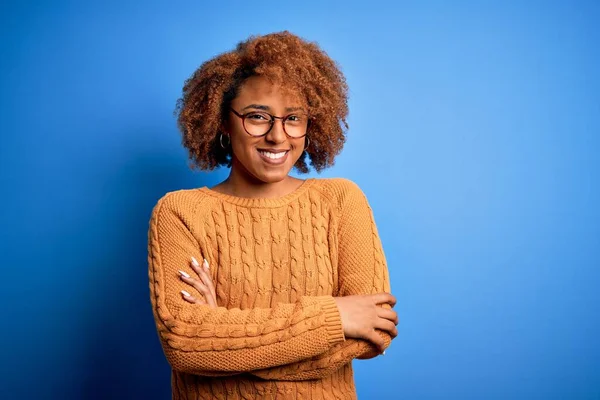 Ung Vacker Afroamerikansk Afro Kvinna Med Lockigt Hår Bär Casual — Stockfoto