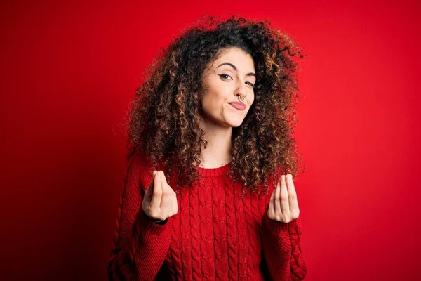 Junge Schöne Frau Mit Lockigem Haar Und Piercing Lässigem Roten — Stockfoto