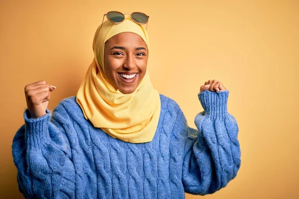 Junge Afroamerikanische Studentin Mit Gelbem Muslimischen Hijab Und Sonnenbrille Feiert — Stockfoto