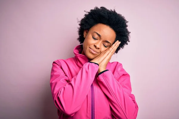 Ung Afroamerikansk Afro Idrottskvinna Med Lockigt Hår Bär Sportkläder Gör — Stockfoto