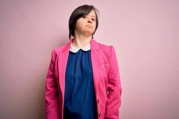 Синдром Молодої Вниз Ділової Жінки Рожевому Фоні Розслаблена Серйозним Вираженням — стокове фото
