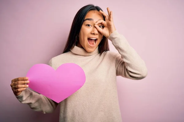 Giovane Bella Donna Asiatica Che Tiene Cuore Rosa Piedi Sfondo — Foto Stock