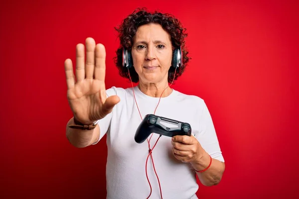 Μεσήλικας Σγουρά Μαλλιά Gamer Γυναίκα Παίζει Βιντεοπαιχνίδι Χρησιμοποιώντας Joystick Και — Φωτογραφία Αρχείου