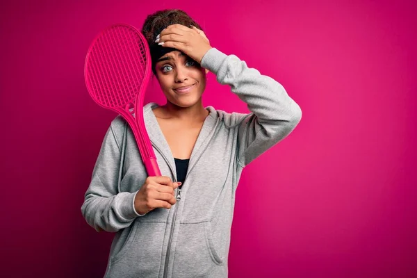 Giovane Sportiva Afroamericana Che Gioca Tennis Utilizzando Racchetta Sfondo Rosa — Foto Stock