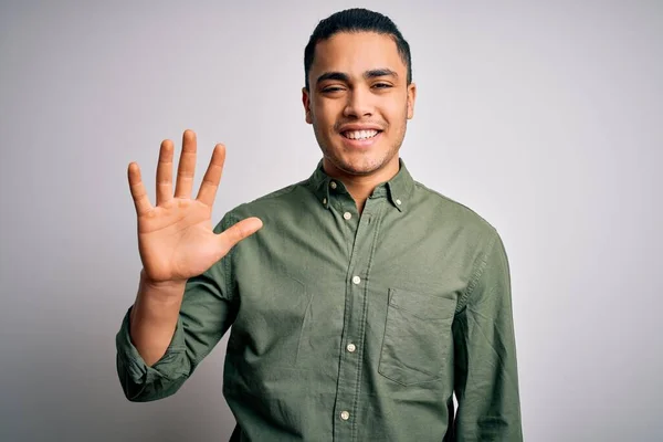 Jovem Brasileiro Vestindo Camisa Casual Sobre Fundo Branco Isolado Mostrando — Fotografia de Stock