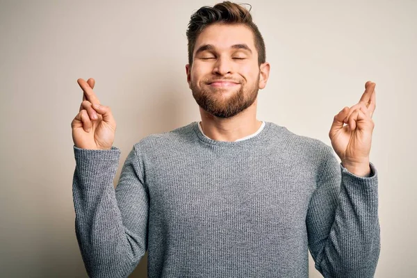 Homem Loiro Bonito Jovem Com Barba Olhos Azuis Vestindo Camisola — Fotografia de Stock