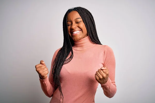 Die Junge Afroamerikanerin Steht Lässig Und Cool Vor Weißem Isoliertem — Stockfoto