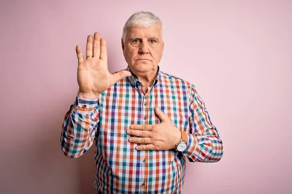 Senior Bonito Hoary Homem Vestindo Camisa Colorida Casual Sobre Fundo — Fotografia de Stock