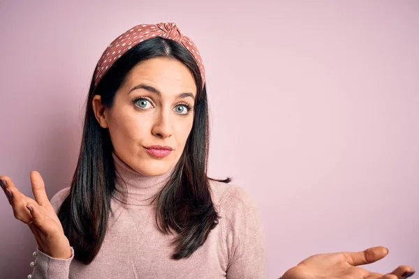 Jonge Brunette Vrouw Met Blauwe Ogen Met Casual Shirt Diadeem — Stockfoto