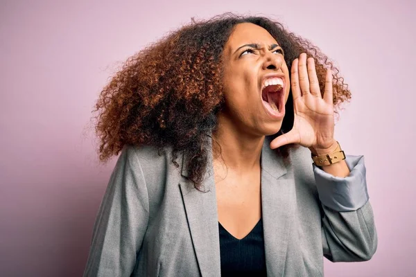 Jovem Empresária Africana Americana Com Cabelo Afro Vestindo Jaqueta Elegante — Fotografia de Stock