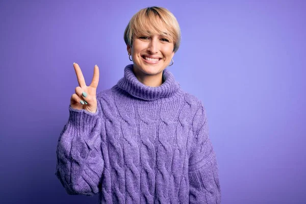 Giovane Donna Bionda Con Capelli Corti Indossa Maglione Collo Alto — Foto Stock