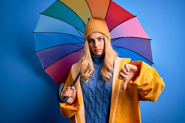 Junge Schöne Blonde Frau Regenmantel Bei Regenwetter Mit Buntem Regenschirm — Stockfoto