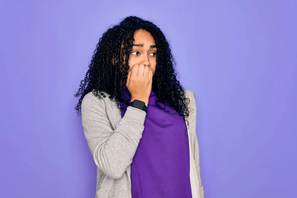 Jonge Afro Amerikaanse Sportieve Vrouw Draagt Casual Sweatshirt Paarse Achtergrond — Stockfoto