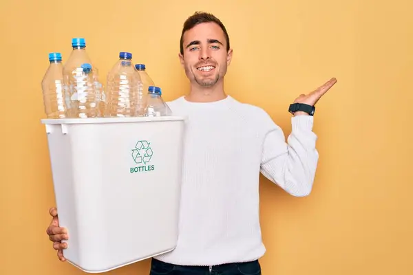 Jovem Homem Bonito Com Olhos Azuis Reciclagem Segurando Cesto Lixo — Fotografia de Stock