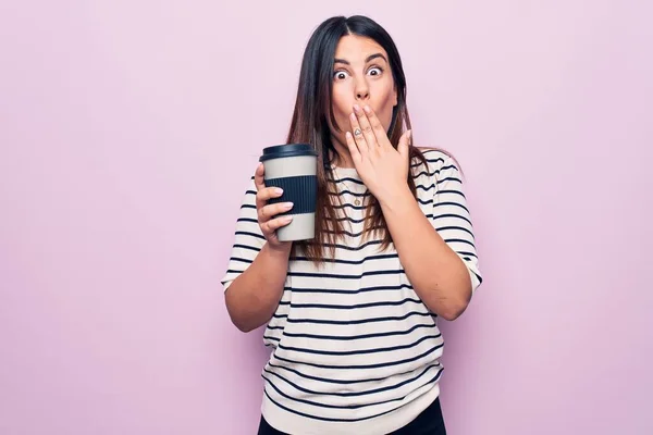 Joven Hermosa Morena Bebiendo Una Taza Café Para Llevar Sobre — Foto de Stock