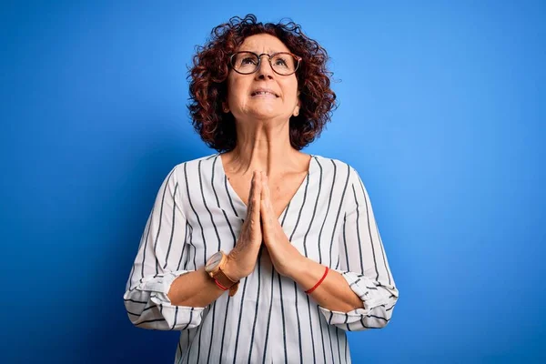 Middelbare Leeftijd Mooie Krullend Haar Vrouw Dragen Casual Gestreepte Shirt — Stockfoto