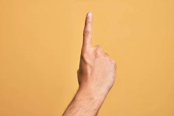 Zole Edilmiş Sarı Arka Planda Parmaklarını Gösteren Beyaz Bir Gencin — Stok fotoğraf