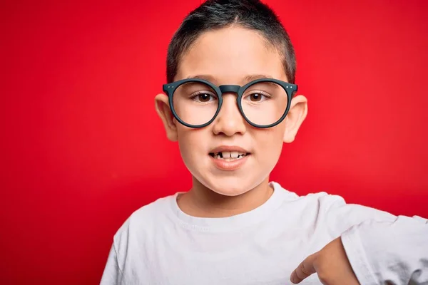 Giovane Ragazzino Intelligente Ragazzo Indossa Occhiali Nerd Sfondo Rosso Isolato — Foto Stock