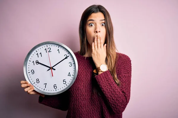 Giovane Bella Ragazza Che Conto Alla Rovescia Tenendo Grande Orologio — Foto Stock