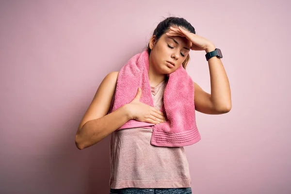 Junge Schöne Brünette Sportlerin Sportbekleidung Und Handtuch Vor Rosa Hintergrund — Stockfoto