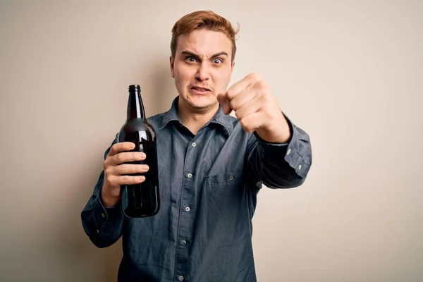 Joven Hombre Pelirrojo Guapo Bebiendo Botella Cerveza Sobre Fondo Blanco —  Fotos de Stock