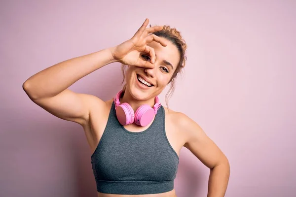 Jovem Bela Esportista Loira Vestindo Sportswear Ouvir Música Usando Fones — Fotografia de Stock