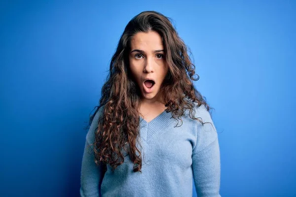 Jeune Belle Femme Aux Cheveux Bouclés Portant Pull Décontracté Bleu — Photo