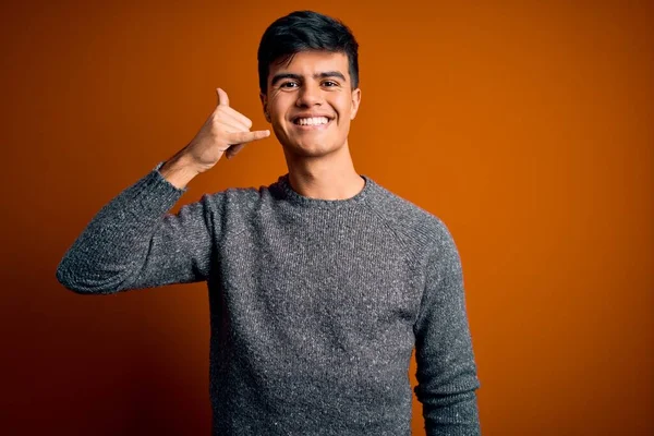 Homem Bonito Jovem Vestindo Camisola Casual Sobre Fundo Laranja Isolado — Fotografia de Stock