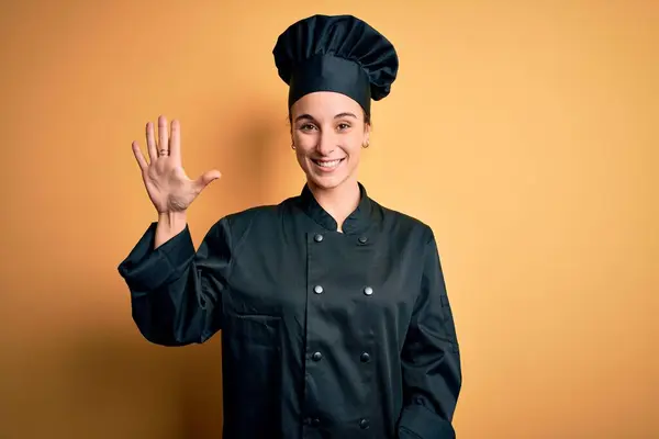 Jonge Mooie Chef Kok Vrouw Dragen Fornuis Uniform Hoed Staan — Stockfoto