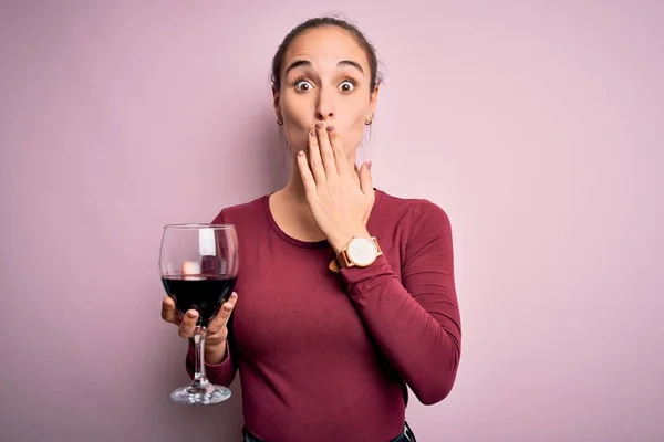 Jonge Mooie Vrouw Drinken Glas Met Rode Wijn Geïsoleerde Roze — Stockfoto