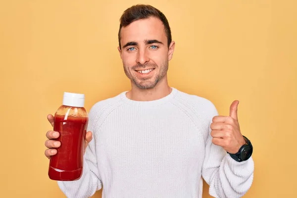 Homem Bonito Jovem Segurando Garrafa Molho Ketchup Condimento Sobre Fundo — Fotografia de Stock