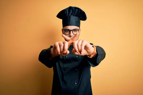 요리사 복장을 모자를 브라질인 요리사가 반응을 손가락을 가로대며 부정적 표시를 — 스톡 사진