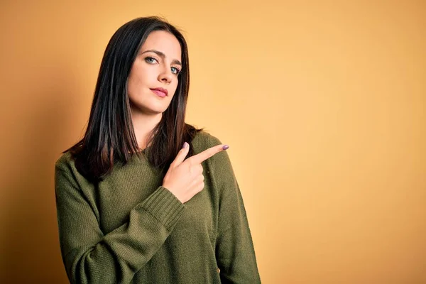 Jonge Brunette Vrouw Met Blauwe Ogen Dragen Groene Casual Trui — Stockfoto